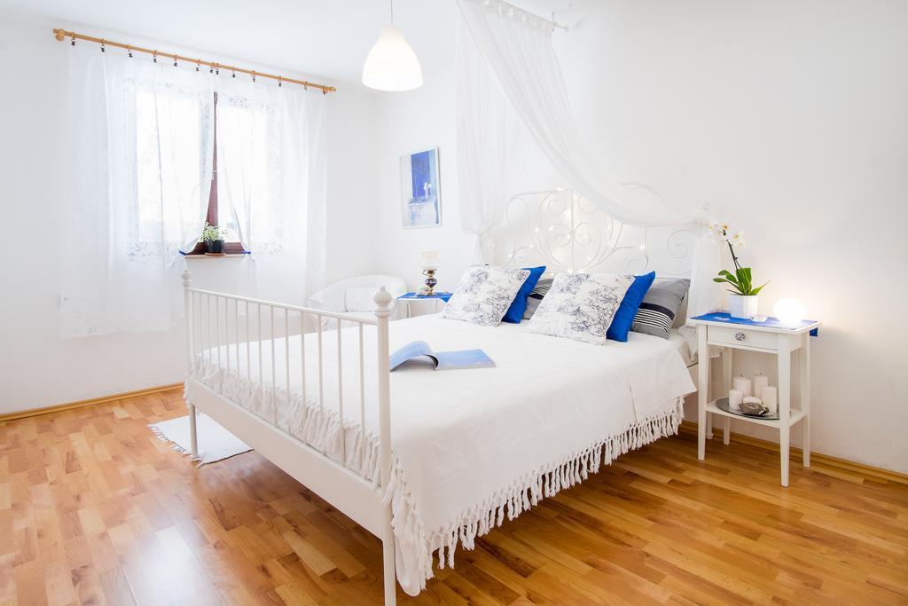 Apartment Katarina Malinska Rum bild